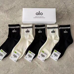 A30- New ALO Yoga Women's Retro Two-Stripe Half-Crew Socks 5-Pack - Black Cream